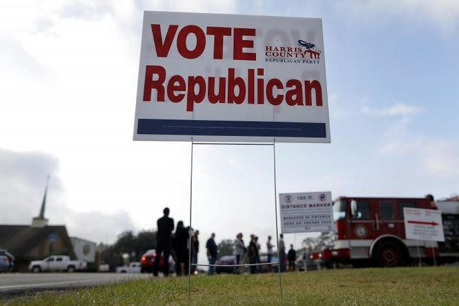 Tấm biển kêu gọi ủng hộ cho đảng Dân chủ tại Houston (bang Texas). Ảnh: Reuters