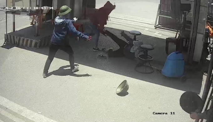 Khi bị yêu cầu dừng xe thanh toán phí, Thủy đã xảy ra cải cọ, xô xát với nhân viên bến xe Vinh.