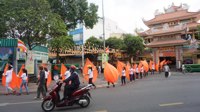 Sen được vận chuyển để lắp ráp