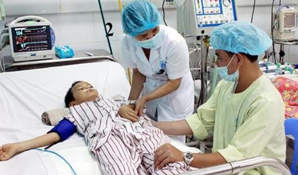 Trẻ mắc bệnh đang được theo dõi. (Ảnh: Công an Nhân dân)