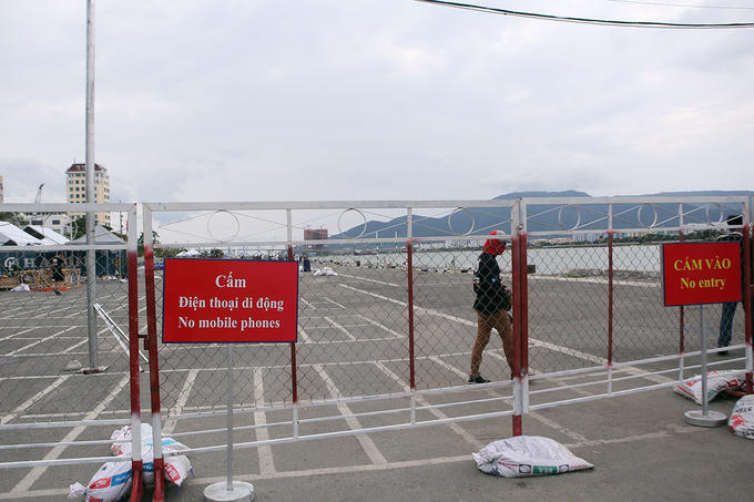 Khu vực trận địa pháo hoa được bảo vệ nghiêm ngặt. 