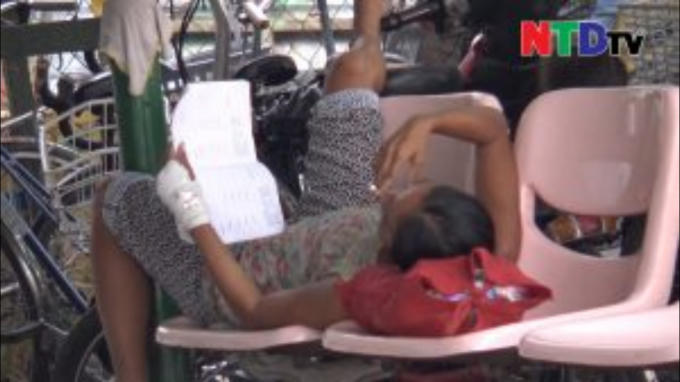 Phì phèo điều thuốc trên dãy ghế chờ.