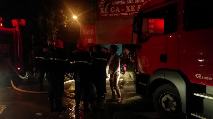 Video: Lại cháy lớn ở Nam Từ Liêm - Hà Nội, lửa đang thiêu rụi 3 xưởng chế biến nhựa