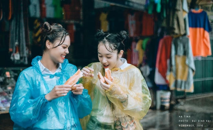 Chia sẻ với nhau những mẩu bánh mỳ.