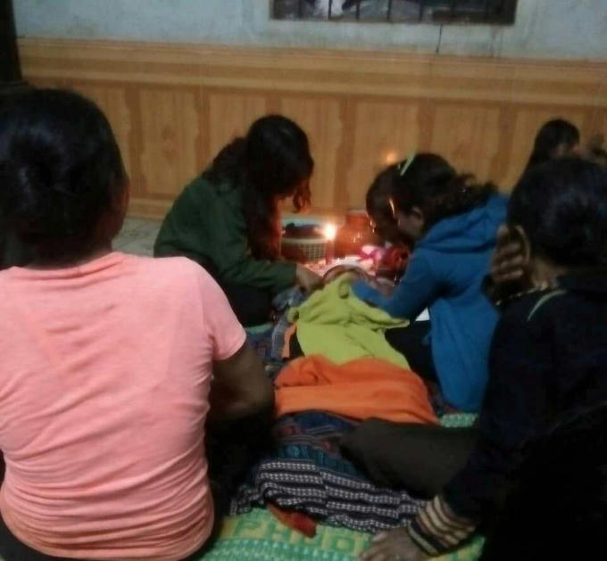 be-4-tuoi-duoi-nuoc-thuong-tam-khi-duoc-me-dan-di-tam-hinh-anh0925406489