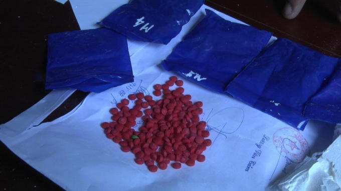 Khi đang giao 1 bánh heroin và gần 1000 viên ma túy tổng hợp, cựu công an viên bị lực lượng chức năng bắt quả tang.