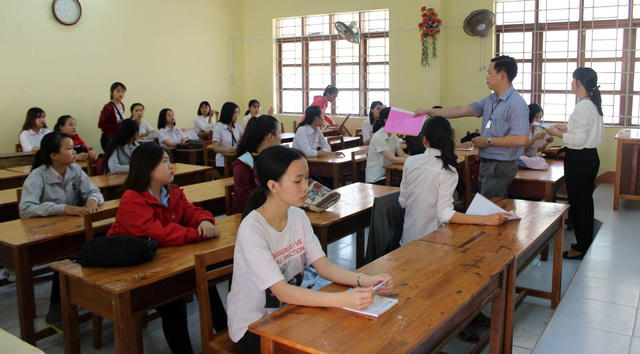 Các thí sinh được yêu cầu kiểm tra lại thông tin trên thẻ dự thi. (Ảnh: Trung Thi)