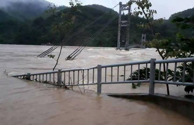 Cầu treo tại huyện Thường Xuân bị ngập lũ