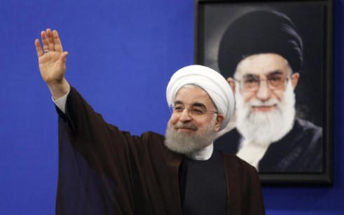Tổng thống tái đắc cử Iran Hassan Rouhani vẫy chào sau bài phát biểu mừng chiến thắng trên truyền hình quốc gia ngày 20/5. Ảnh: AFP.