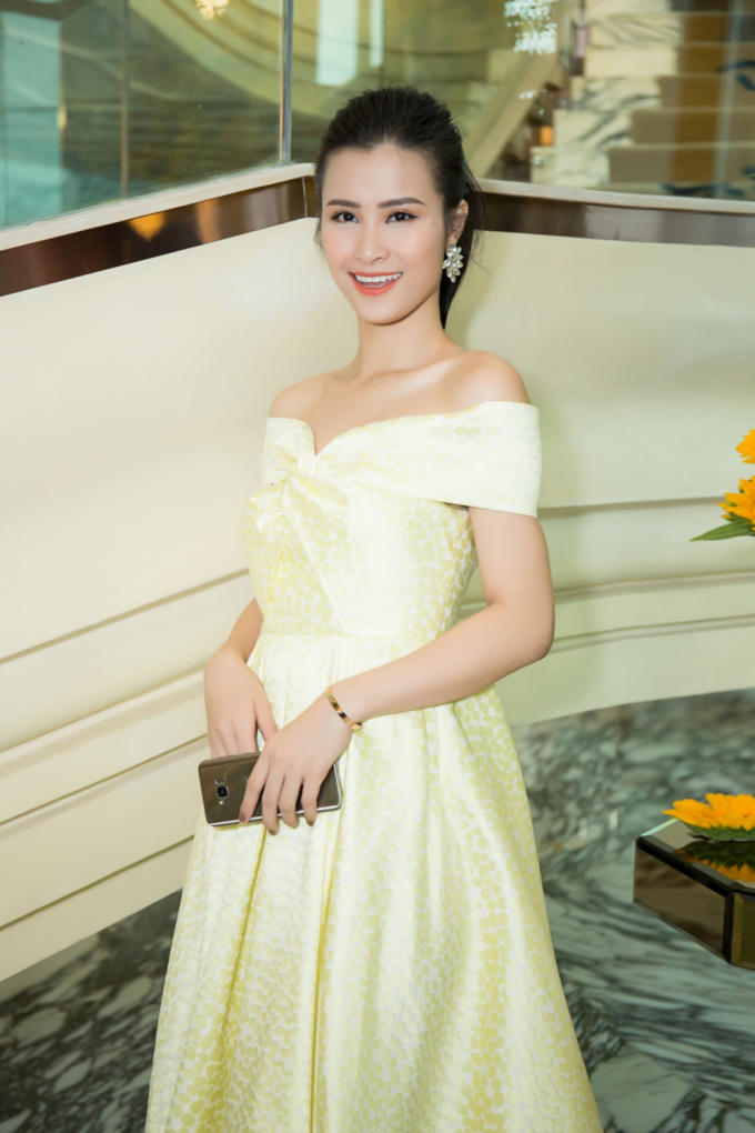D&agrave;n mỹ nh&acirc;n khoe sắc với hoạ tiết hoa mimosa, hoa tử đằng của Adrian Anh Tuấn