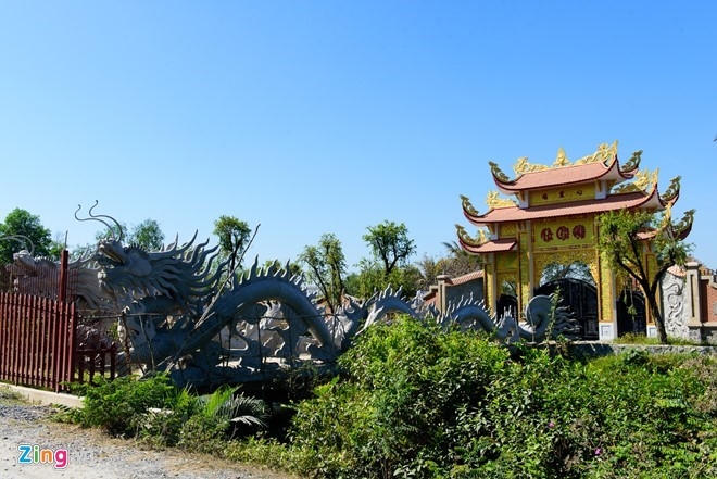 Nhà thờ Tổ của Hoài Linh đang hoàn thiện những công đoạn cuối cùng để kịp chuẩn bị cho lễ giỗ Tổ ngành sân khấu. Ảnh: Nguyễn Bá Ngọc