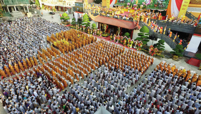 Trang nghiêm thực hiện nghi thức Khánh đản