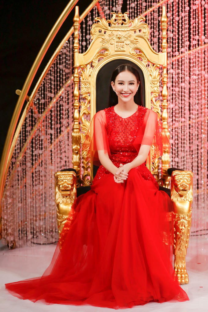 Hà Thu ghi điểm với vai trò host Duyên dáng Bolero 2018