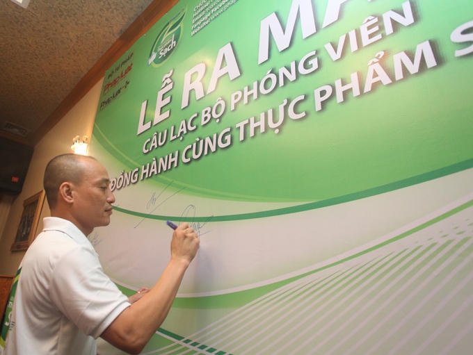 Nhà báo, Th.S Phạm Quốc Cường ký lưu bút trong ngày ra mắt CLB PV Đồng hành cùng thực phẩm sạch.