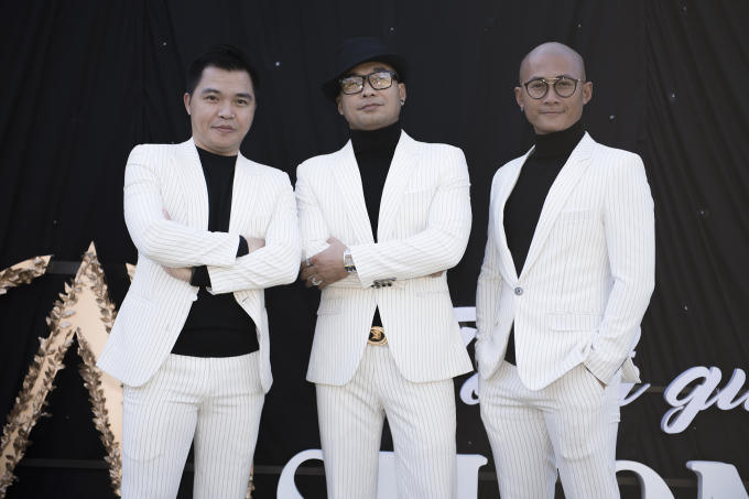 Không chỉ có các khách mời nữ mà cả các nam nghệ sĩ đến chương trình cũng tạo sự chú ý. Nhóm nhạc nam MTV ton sur ton với áo thun đen cổ lọ cùng áo vest trắng sọc đen nhuyễn, trong khi danh hài Quang Minh cũng bất ngờ có mặt trong bộ vest trắng - xanh dương đầy phong độ.