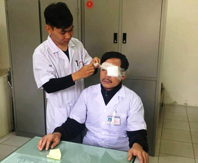 Bác sĩ Đỗ Chính Nghĩa đang được đồng nghiệp băng bó vết thương (baogiaothong.vn).