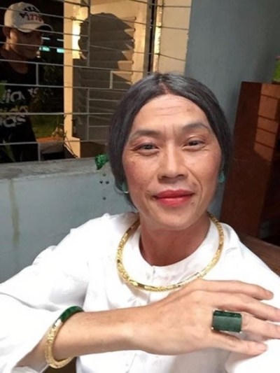 Vai mỹ nhân già cũng được Hoài Linh thể hiện hết sức thành công, ghi dấu ấn sâu đậm trong lòng khán giả. Mặc dù hiện nay, Hoài Linh đã tuyên bố sẽ không giả gái vì đã lớn tuổi nhưng những vai diễn của danh hài này vẫn in sâu trong lòng khán giả, cùng người hâm mộ.