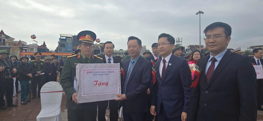 Lãnh đạo tỉnh Quảng Ninh tặng quà, động viên các đơn vị nhận quân tại lễ giao nhận quân năm 2026.