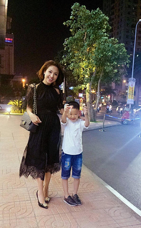 Hiện tại Vân Hugo đang sống cùng cậu con trai 7 tuổi của mình.