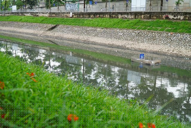 Theo ghi nhận của PV Dân Trí vào sáng 31/5, tại khu vực lắp đặt thí điểm máy Nano trên sông Tô Lịch, màu nước dưới sông đã trong hơn, mùi hôi thối giảm nhiều, váng bẩn trên mặt nước cũng dần phân huỷ.