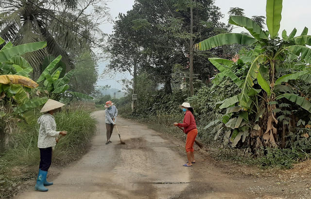 Con đường của các thôn mỗi ngày có hàng trăm lượt xe tải chở than đi qua dẫn đến xuống cấp, ô nhiễm.