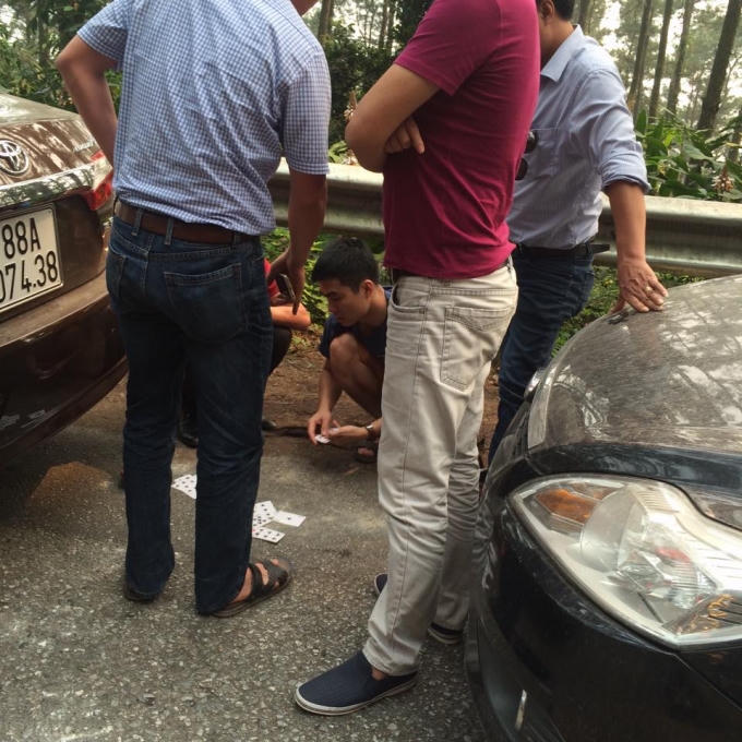 Chơi bài trong lúc chờ đợi đường lên xuống Tam Đảo lưu thông.