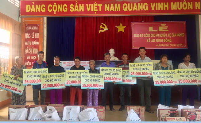 Các hộ gia đình tại xã An Ninh Đông, Huyện Đức Hòa, Tỉnh Long An nhận hỗ trợ nguồn vốn mua bò giống từ Tập đoàn Novaland.