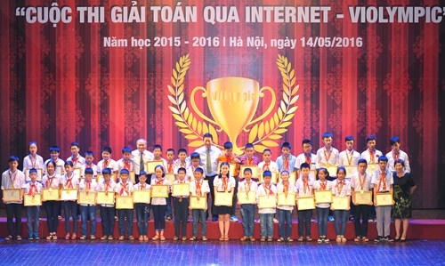 Các thí sinh đạt huy chương vàng nhận thưởng tại lễ trao giải