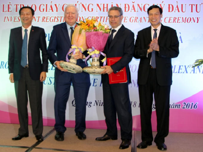 Lãnh đạo HĐND, UBND tỉnh Quảng Ninh trao Giấy chứng nhận đăng ký đầu tư cho các chủ đầu tư nước ngoài.