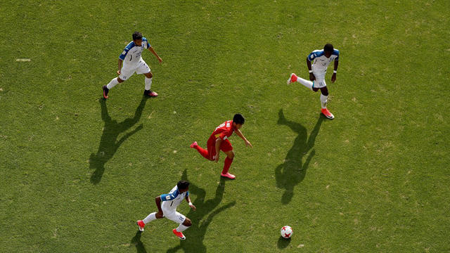 Cầu thủ U20 Việt Nam trong vòng vây ba cầu thủ Honduras.