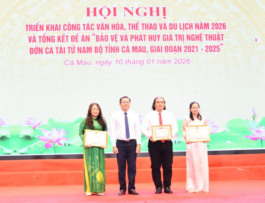 Ông Ngô Vũ Thăng – Phó Chủ tịch UBND tỉnh, trao tặng danh hiệu tập thể lao động xuất sắc cho Bảo tàng Cà Mau và Bằng khen cho 02 cá nhân hoàn thành nhiệm vụ ngành Văn hóa, Thể thao và Du lịch tỉnh 2025.