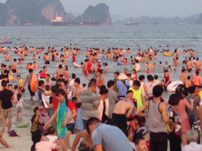 Quảng Ninh: B&atilde;i tắm n&ecirc;m chật người trong tuần lễ du lịch Hạ Long