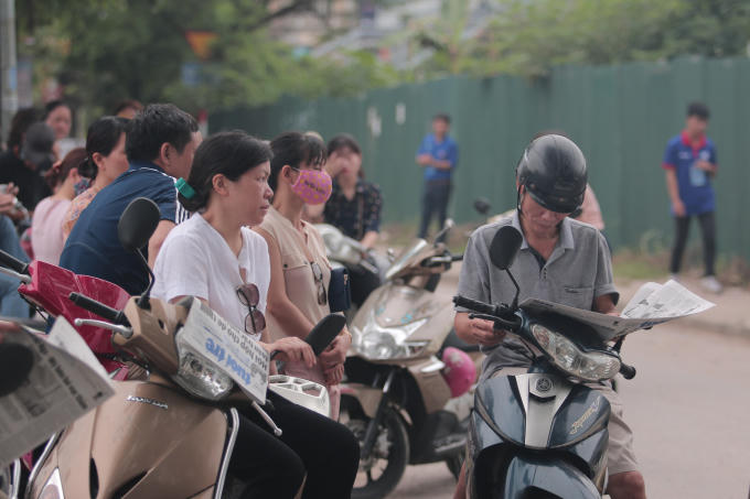 Đọc báo có lẽ là phương thức tốt nhất giảm căng thẳng và lo lắng của người nhà thí sinh.