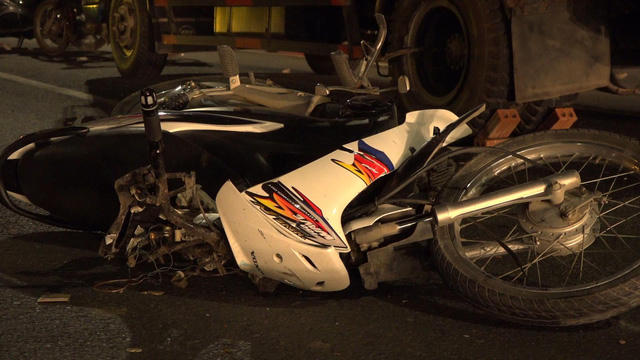 Chiếc xe m&aacute;y Wave trắng kh&ocirc;ng BKS do nam thanh ni&ecirc;n điều khiển.