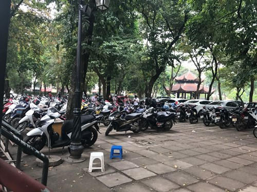 Chuyện xảy ra với bãi trông xe của Văn Miếu – Quốc Tử Giám tưởng chừng nhỏ, nhưng do động chạm tới lợi ích của một nhóm người, cho nên gần đây họ ra sức biện minh cho hành vi xâm phạm khu di tích của họ nhiều năm qua bằng những lý lẽ là chỉ vì mục đích phục vụ khách tham quan.
