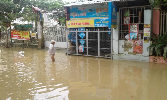 Để vào được nhà người dân tại tổ 10, phường Vĩnh Ngọc phải xắn gấu quần lội qua vùng nước bị ngập.