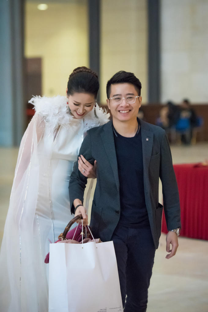 Cặp đôi khoác tay nhau rất tình cảm. 