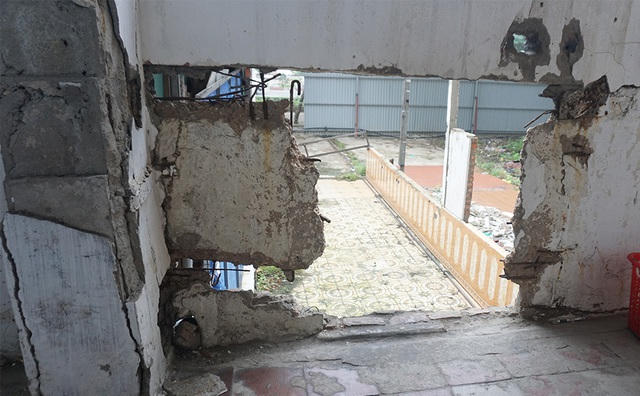 Các lí của các hộ dân đưa ra là mức bồi thường chủ đầu tư chưa thỏa đáng và các hư hỏng nhìn thấy chỉ ở mặt bên ngoài, kết cấu công trình bên trong các căn hộ vẫn an toàn.