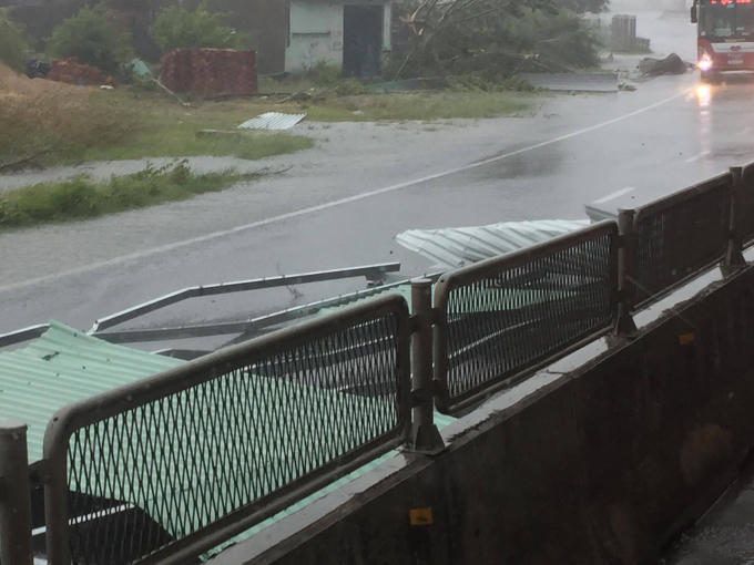 Mưa to, kèm gió lớn giật mạnh ở TP Nha Trang.