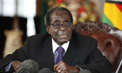 Tổng thống Zimbabwe Robert Mugabe quyết không từ chức. Ảnh: Rex.