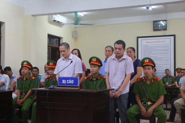 Bị cáo Hoài (phải) và Lương trong phiên xét xử.