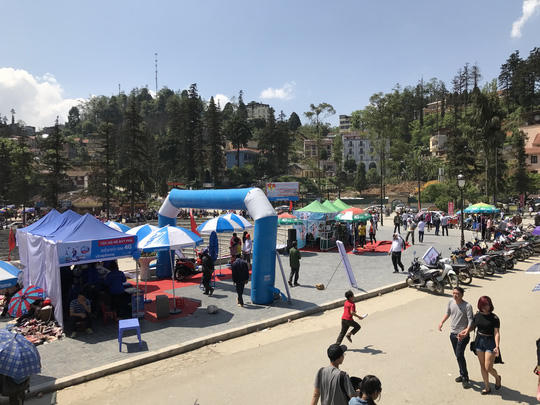 Nổi bật nhất của trung tâm thị trấn, với tiếng nhạc ồn ào, màu sắc rực rỡ, đối diện nhà thờ đá, bên quảng trường thị trấn chính là 2 gian quảng cáo, khuyến mại của các hãng di động.