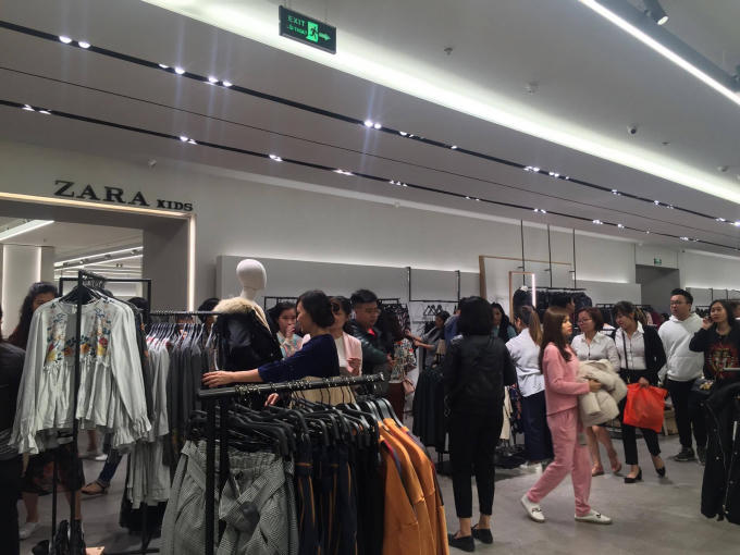 Sau 20h, lượng khách có tăng lên tuy nhiên vẫn không thấm tháp gì so với ngày đầu tiên ra mắt. Nhiều người cho rằng, đây là phép thử đầu tiên của Zara tại Hà Nội. Bữa cơm tối đầu tiên ở Hà Nội sẽ rất khó khăn bởi xu thế sử dụng hàng tiêu dùng của người Việt giờ đã khác xưa rất nhiều.
