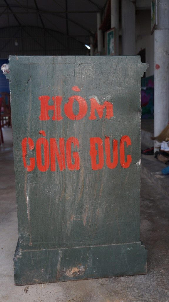 Khi được tìm thấy, chiếc hòm công đức đã bị đập phá, lấy đi hết tài sản phía trong.