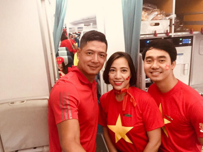 Diễn vi&ecirc;n B&igrave;nh Minh cũng ho&agrave; v&agrave;o d&ograve;ng người cổ động vi&ecirc;n để