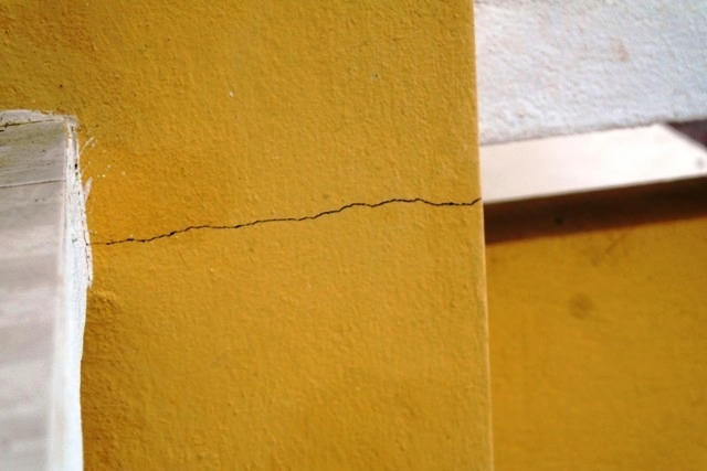 Một vết nứt ngang "xé" ngang cột.