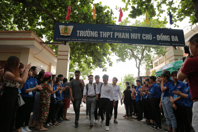Nhiều bạn thí sinh cho biết: "Đề thi năm nay khá là vừa sức, có thể đạt được 7,8 điểm"