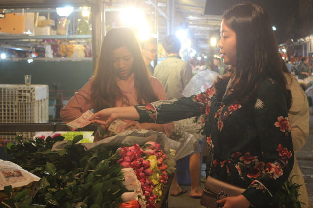 Nhiều bạn trẻ y&ecirc;u hoa cũng đến t&igrave;m mua hoa tươi.