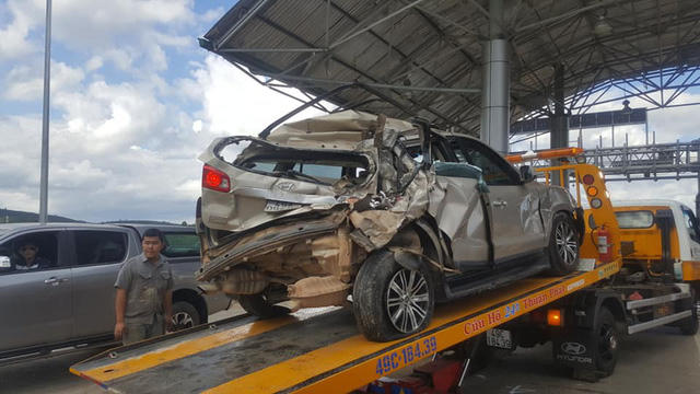 Chiếc ô tô 7 chỗ bị tông bẹp dúm, 3 người trên xe bị thương nặng.