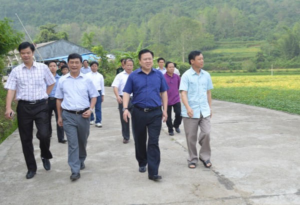 Bí thư Tỉnh ủy Cao Bằng Nguyễn Hoàng Anh kiểm tra hoạt động xuất nhập khẩu hàng hóa tại cửa khẩu Lý Vạn (Hạ Lang).